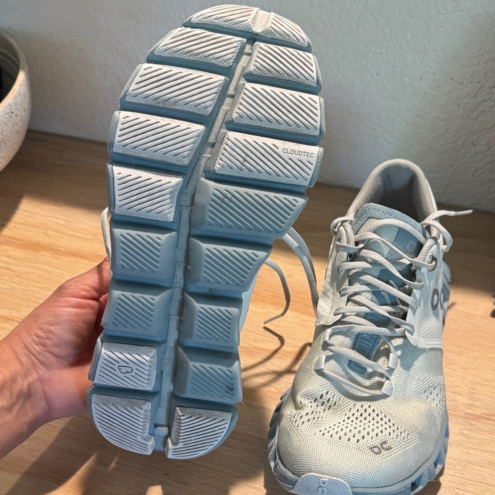 On Running Light Gray/White Mesh Running Shoes - Picture 3 of 8